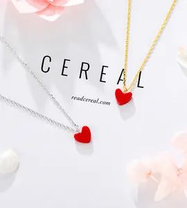 Vista detallada del conjunto de collares con colgante de corazón rojo y cadenas finas