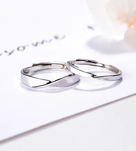 Macro de bagues torsadées en argent s925 avec anneau réglable sur fond blanc élégant