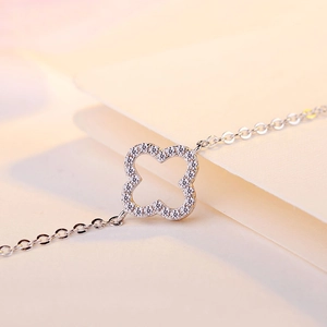 Detailed close-up of S925 sterling silver four-leaf clover bracelet with zircon pavé setting
