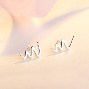 Macro di orecchini a lobo in argento S925 con design a zig-zag a forma di battito cardiaco