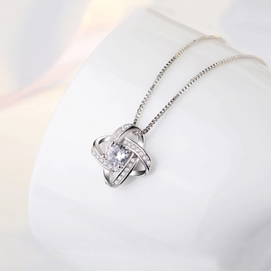 Makroaufnahme der S925 Silber Kleeblatt Kette mit funkelndem Diamant-Anhänger