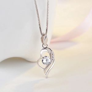 Elegante collana a cuore in argento sterling S925 con zircone lucido e nastro regalo