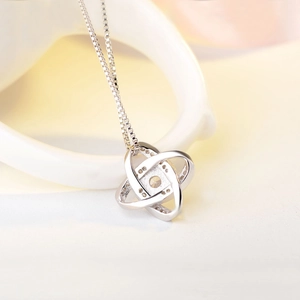 Elegante Kleeblatt-Halskette aus 925er Sterlingsilber mit glänzenden Pavé-Kristallsteinen