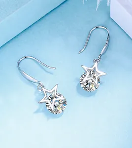 Vista macro de pendientes de estrella de plata con piedras de circonita de corte redondo
