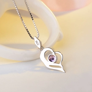 Dettaglio della collana a cuore in argento 925 con una pietra di zirconia viola
