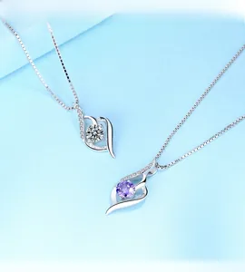 Dettaglio di collane in argento S925 con pendenti a fiamma in zirconi bianchi e viola