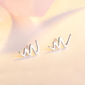 Orecchini a lobo in argento S925 con design minimalista a forma di battito cardiaco