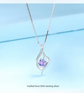 Dettaglio del ciondolo in argento S925 con zircone viola e piccoli diamanti bianchi