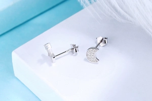 Detail-Nahaufnahme der S925 Sterling Silber Mond- und Stern-Ohrstecker mit Zirkonia