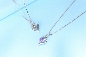 Dettaglio dei ciondoli in argento S925 con cristalli bianchi e viola a forma di foglia