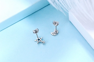 Makroansicht der asymmetrischen Stern- und Mondohrstecker aus S925 Silber mit Zirkonia