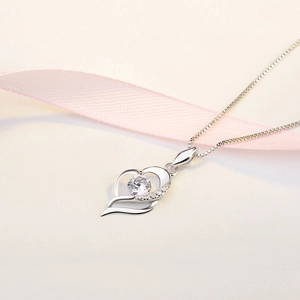 Elegante collana a cuore in argento S925 con zircone scintillante e catena a scatola