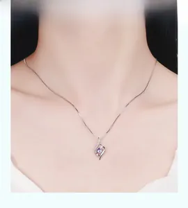 Dettaglio della collana elegante in argento S925 con ciondolo viola su una modella