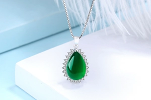 Gros plan du pendentif goutte en calcédoine verte sur collier en argent sterling S925