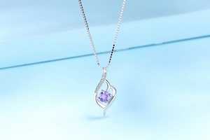 Macro di ciondolo in argento con gemma viola e zirconi su una catena a scatola
