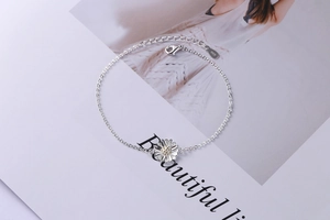 Close-up of S925 sterling silver daisy bracelet showing the lobster clasp and adjustable chain
