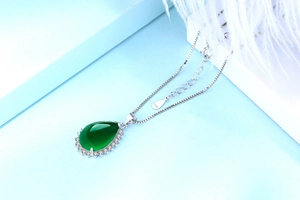 Détail du poinçon S925 sur la chaîne avec pendentif goutte en calcédoine verte