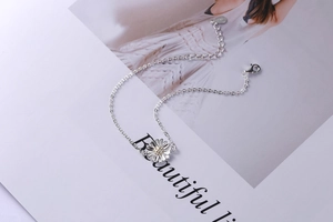 Detailed view of S925 sterling silver daisy bracelet with gold accent flower core