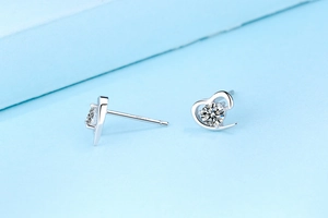 Nahaufnahme der S925 Sterling Silber Herzohrringe mit funkelndem runden Zirkonia-Stein