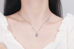 Primo piano della collana in argento S925 con pendente a cuore e cristallo viola al collo