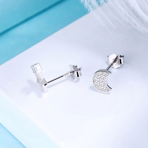 Asymmetrische S925 Sterlingsilber Mond und Stern Ohrstecker mit Cubic Zirkonia Besatz