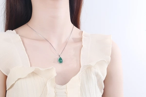 Élégant collier en argent s925 avec pendentif goutte en calcédoine verte et zircons blancs