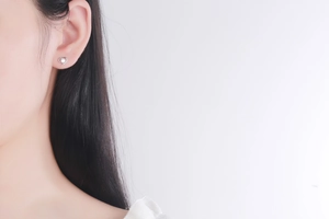 Nahaufnahme von S925 Sterling Silber Herz Ohrsteckern mit funkelnden Zirkonia Steinen