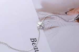 Detailed shot of S925 sterling silver daisy bracelet with O-chain and lobster clasp