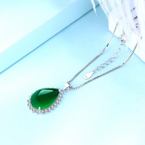 Élégant collier en argent sterling S925 avec pendentif en calcédoine verte poire