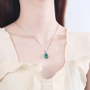 Élégant collier en argent sterling S925 avec pendentif en calcédoine verte en goutte