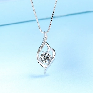 Elegante collana in argento sterling S925 con un ciondolo curvo scintillante di diamanti