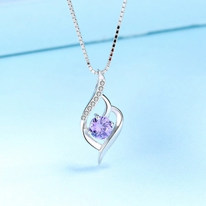 Elegante collana in argento S925 con zircone viola e accenti in pavé di diamanti brillanti