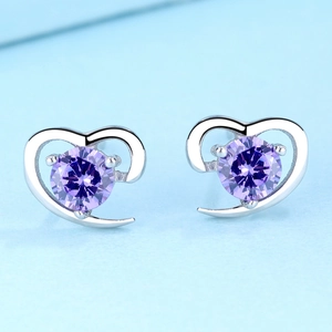 S925 Sterling Silber Herz Ohrstecker mit violettem Edelstein und Krallenfassung