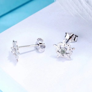 Sparkling S925 sterling silver snowflake stud earrings with crystals and feathers