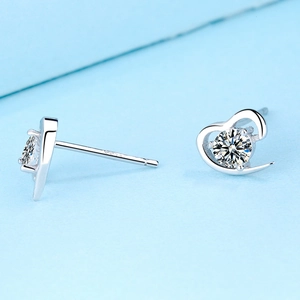 Elegante S925 Sterlingsilber Herz-Ohrstecker mit funkelnden runden Zirkonia-Steinen besetzt
