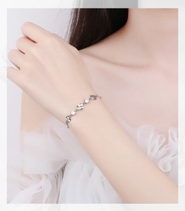 Dettaglio del bracciale a quadrifoglio in argento S925 con zirconi indossato al polso