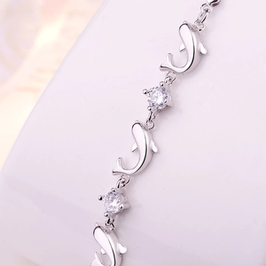 Détails macro du bracelet dauphin en argent S925 avec zircons ronds étincelants