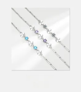 Dettaglio di braccialetti a quadrifoglio in argento S925 con pietre preziose colorate