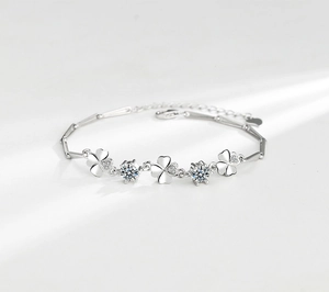 Dettaglio macro del bracciale a quadrifoglio in argento S925 con pietre di zircone