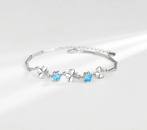 Dettaglio del bracciale quadrifoglio in argento S925 con pietre di zircone blu chiaro