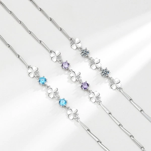 Tre bracciali quadrifoglio in argento S925 con pietre preziose blu, viola e bianche