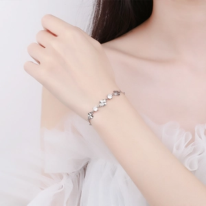 Elegante bracciale quadrifoglio in argento 925 con scintillanti zirconi trasparenti