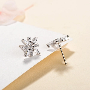 Elegant S925 sterling silver snowflake stud earrings featuring sparkling cubic zirconia