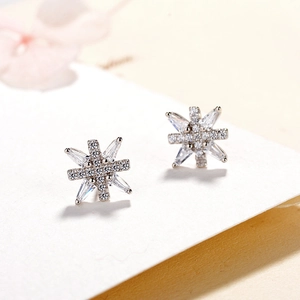 Elegant S925 sterling silver snowflake stud earrings with sparkling zircon crystals
