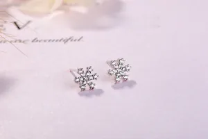 Détail macro de boucles d'oreilles flocon en argent S925 avec zircons scintillants