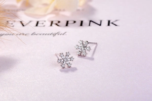 Vue macro de boucles d'oreilles flocon en argent sterling S925 avec zircons blancs
