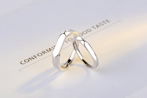 Vue macro des bagues de couple géométriques en argent sterling S925 avec finition polie