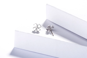 Détail des boucles d'oreilles trèfle à quatre feuilles en argent S925 sur podium