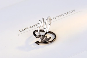 Détail des bagues de couple ailes de démon en argent S925 finitions noir et argent