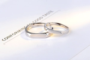 Détail de bagues de couple en argent 925 avec facettes géométriques et anneaux réglables